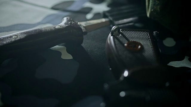 军官的武器。马卡洛夫手枪和短剑视频下载