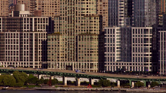 在纽约市的摩天大楼前，汽车沿着西区高速公路行驶视频素材