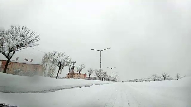 冬天，汽车在下雪的路上行驶视频下载