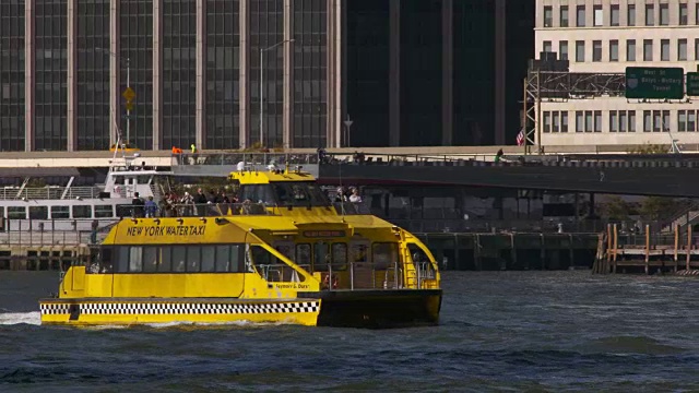 在一个阳光明媚的日子里，纽约水上出租车沿着哈德逊河在西侧高速公路前行驶视频素材