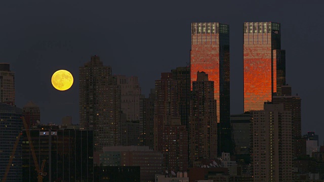 满月，明亮，黄色的月亮慢慢地从纽约摩天大楼上升起视频购买