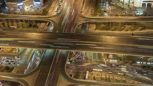 T/L MS HA ZI高角度视角的道路交汇处的夜晚视频素材