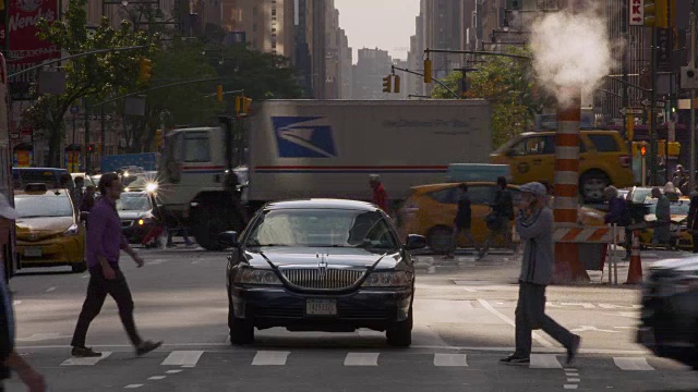 多个纽约街道与交叉交通的观点。蒸汽从一个橙色的圆锥体中升起。视频素材