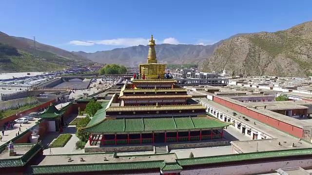 夏河贡唐宝塔WS AERIAL shot of Labrang Lamasery/Gansu, China视频素材