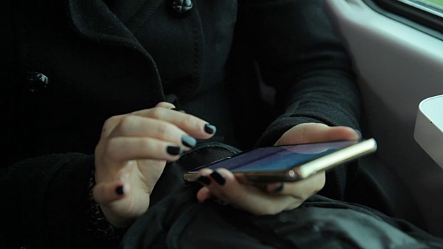 在火车上用智能手机的亚洲女人视频素材