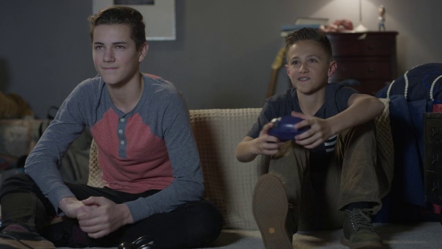 中镜头的男孩赢得电子游戏对兄弟/雪松山，犹他州，美国视频下载