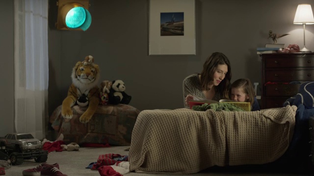 美国犹他州雪松山，母亲在床上给儿子看书的宽镜头视频下载