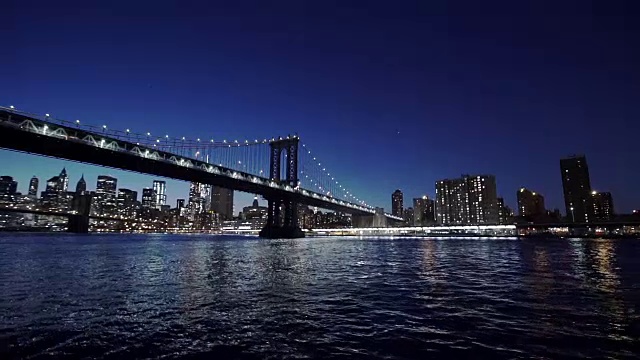 美国，纽约市，曼哈顿桥的夜晚灯火通明视频素材