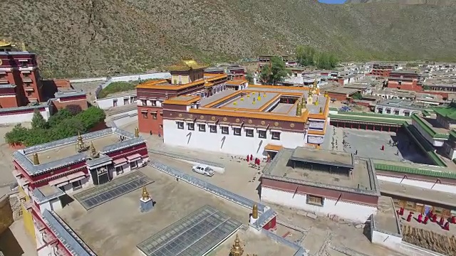 甘肃夏河拉卜楞寺WS AERIAL shot of Labrang Lamasery/Gansu, China视频素材