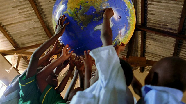 低角度MS组的黑人小学生在空气中拿着充气球/肯尼亚视频素材