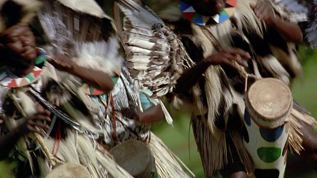 肯尼亚黑人穿着部落服装打鼓和跳舞视频下载
