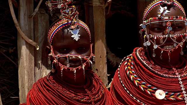近距离观察四个年轻的肯尼亚马赛部落妇女视频素材