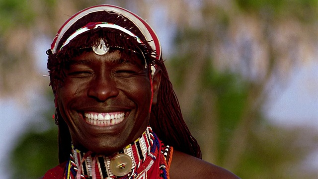 近距离拍摄马萨伊部落男子在镜头前笑/肯尼亚视频下载