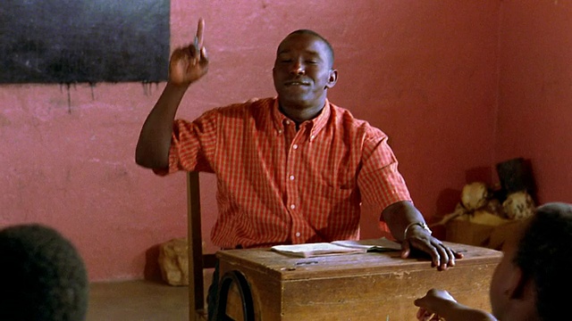 肯尼亚教室里黑人学生举起手，老师指着他们视频素材
