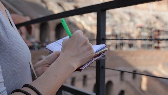 一名女子在意大利罗马斗兽场内记录旅游。视频素材