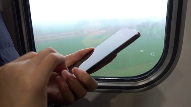 女人在火车上用手机发短信视频下载