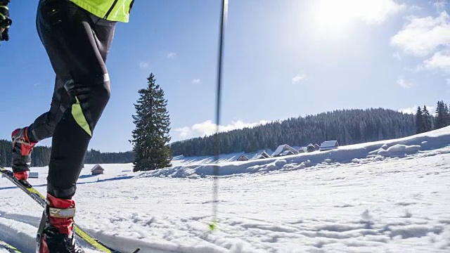 在滑雪跑道上滑行的越野滑雪者视频下载
