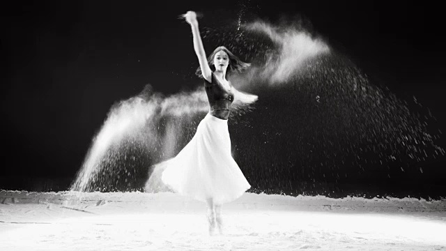 年轻的芭蕾舞者跳进白色的粉末云视频下载