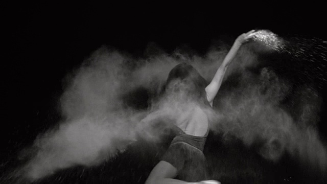 年轻的芭蕾舞者跳进白色的粉末云视频素材