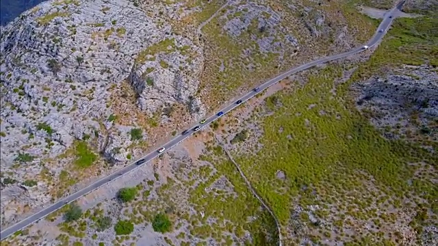 西班牙马略卡岛，Sa Calobra - Serra de Tramuntana附近带发夹弯的山脉视频素材