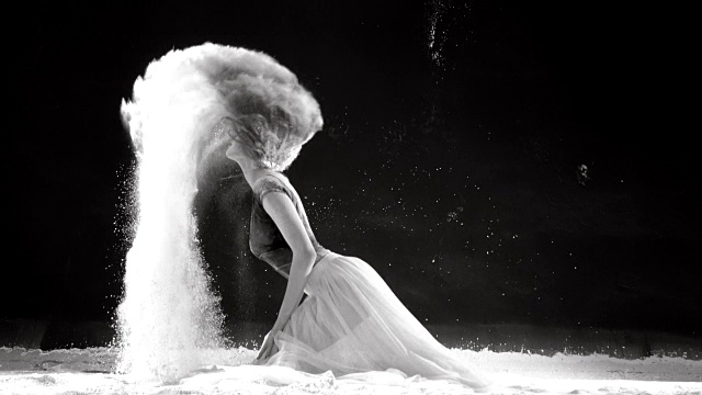 美丽的芭蕾舞演员在粉雪中跳舞视频素材