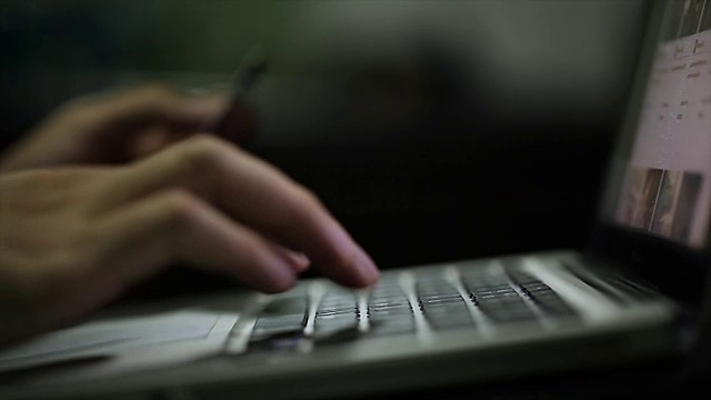 男性用手在笔记本电脑键盘上打字视频素材