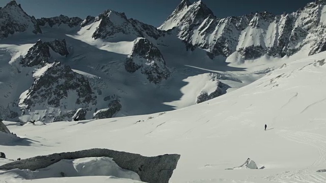 在法国阿尔卑斯山的野外滑雪者视频素材