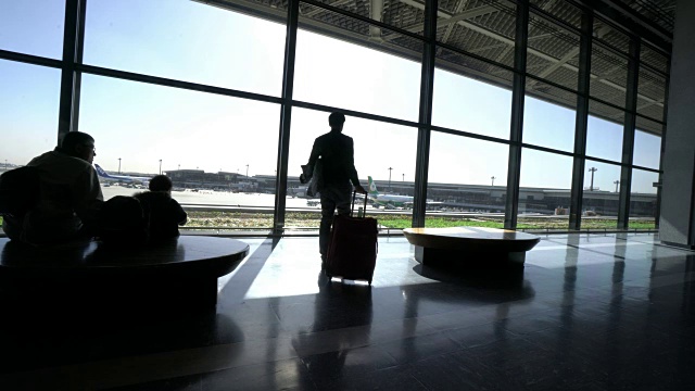 旅客们在机场剪影视频素材