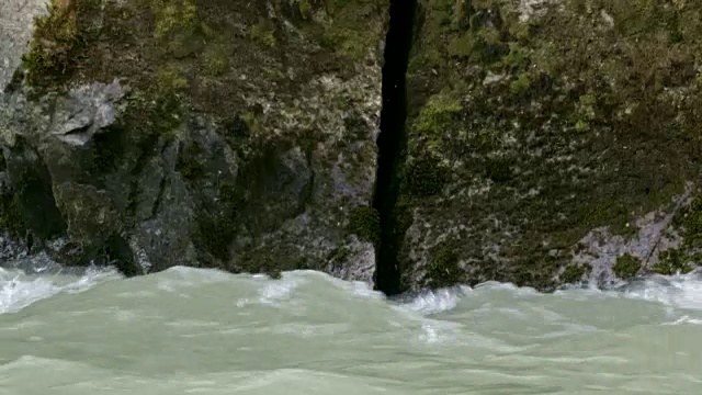 加拿大奇尔库特小道上的一条河。视频素材