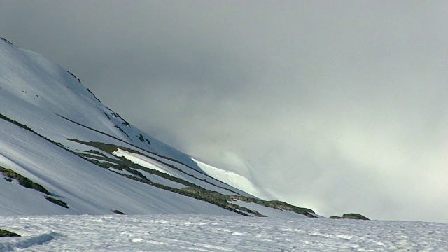 静态宽镜头的雾下降的雪山在不列颠哥伦比亚省，加拿大。视频素材