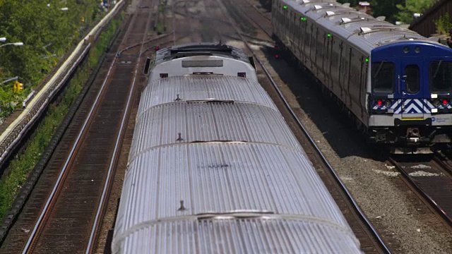 两列地铁北线列车在轨道上擦肩而过视频素材