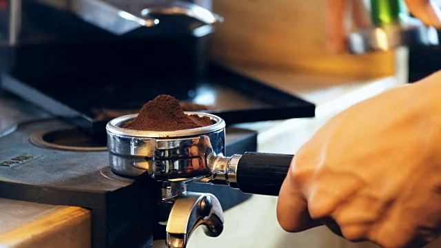 咖啡师就是咖啡，纹身的咖啡师手臂视频下载