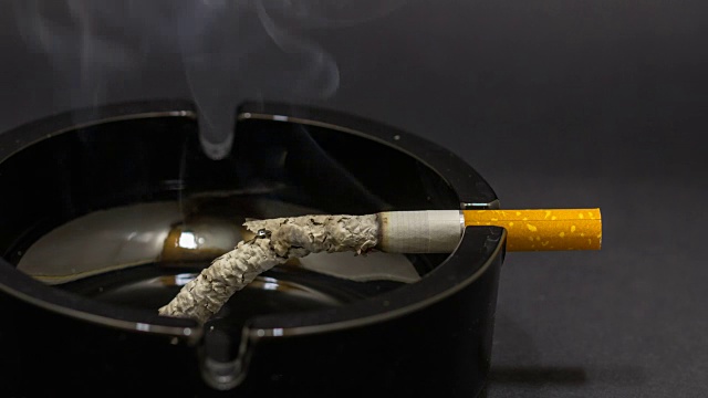 香烟在烟灰缸里燃烧着视频下载