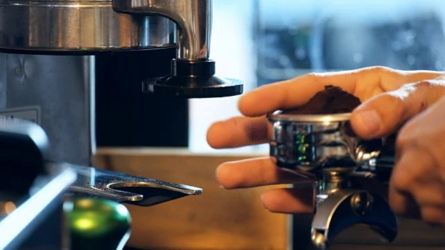 咖啡师就是咖啡，纹身的咖啡师手臂视频下载