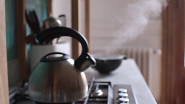 茶壶冒蒸汽视频素材