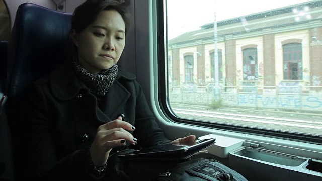 坐在火车上工作的女人视频素材