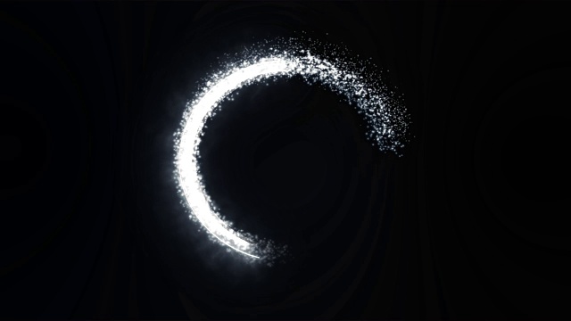 白光与闪耀和烟雾的痕迹创造了一个圆形的金属三维环。黑色背景。视频下载