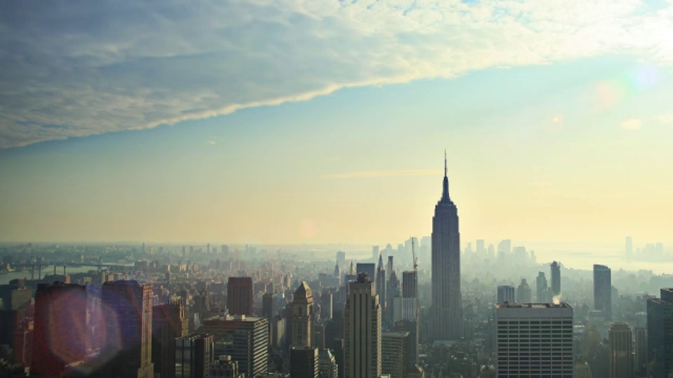 随着时间推移，阳光在曼哈顿天际线上的细微变化。视频素材