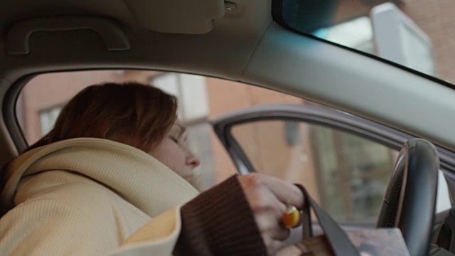 成熟的女人开车下班回家视频下载