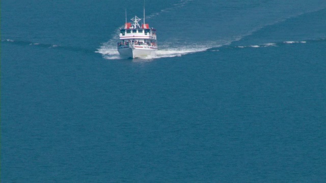 一艘船在墨西哥湾巡游。视频素材