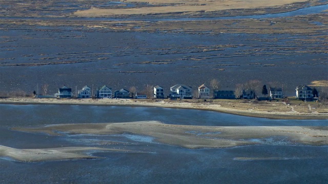 鸟瞰图的海滩房子在狭长的土地在雪松海滩米尔福德，康涅狄格州。视频素材