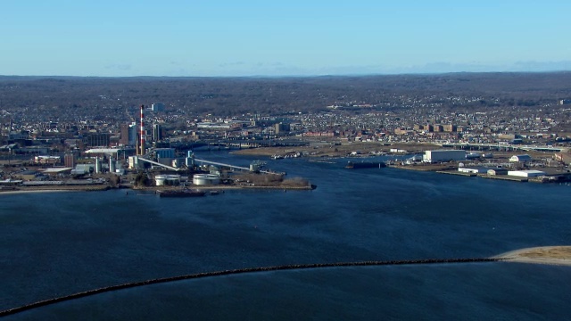 航拍的工业区在布里奇波特港，康涅狄格州。视频素材