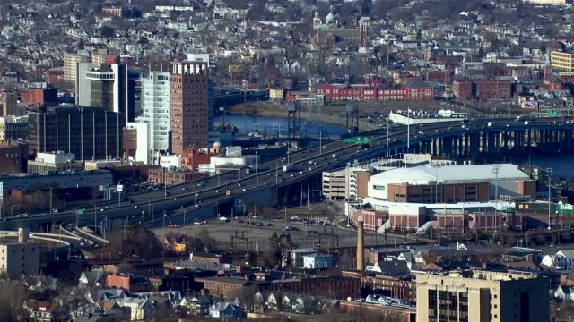 桥港市区鸟瞰图，康涅狄格收费公路(95号州际公路)。视频素材