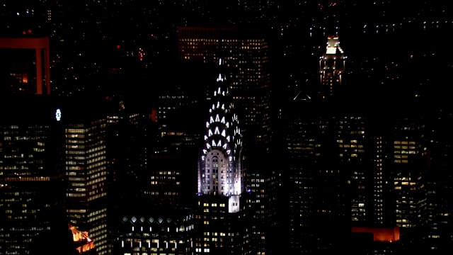鸟瞰纽约市的地标建筑克莱斯勒大厦，它的装饰艺术尖顶在夜晚被照亮。视频下载