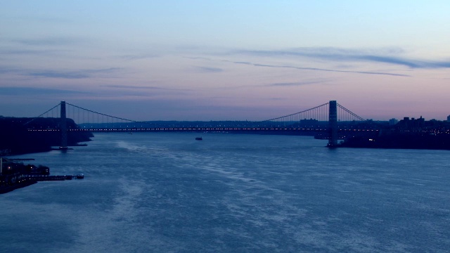 空中拍摄的乔治华盛顿大桥上的哈德逊河在纽约黎明。视频素材