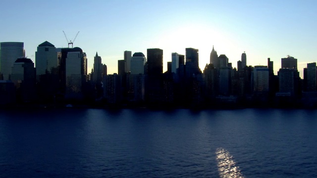 空中拍摄的下曼哈顿从哈德逊河在纽约市，纽约，美国。视频素材