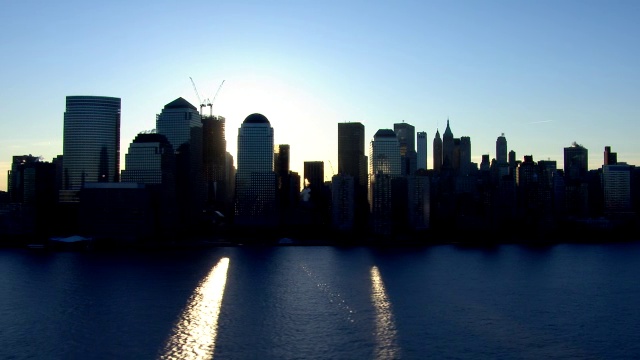 美国纽约市哈德逊河俯瞰曼哈顿市中心的鸟瞰图。视频素材
