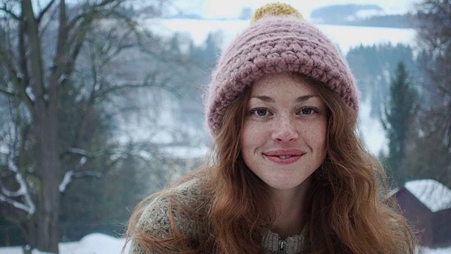 冬天里一个漂亮女人的笑脸肖像视频下载