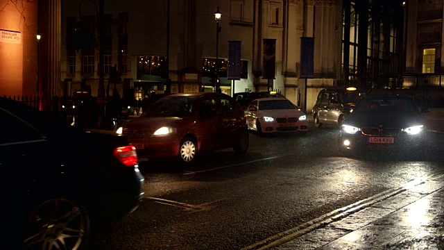 雨夜慢镜头中，伦敦的汽车转向特拉法加广场。视频素材
