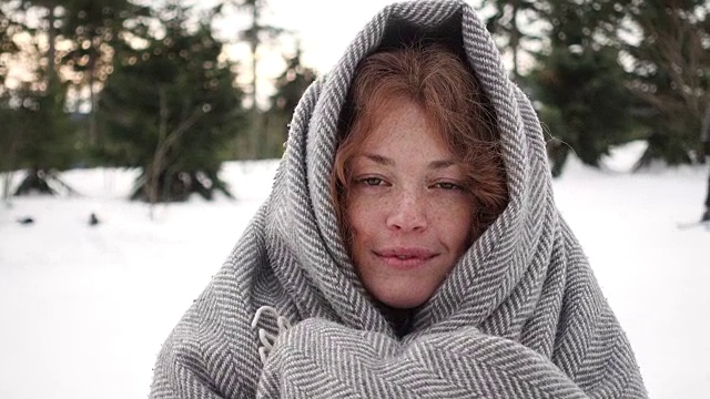一个裹着毯子的女人的肖像视频素材